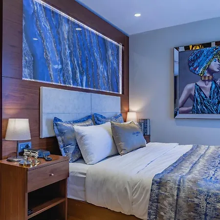 The Sacred Port Aparthotel *