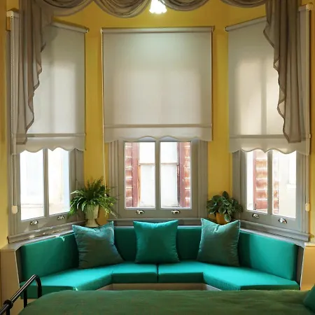 Tilas - In 19th Century Wooden Townhouse,kadikoy