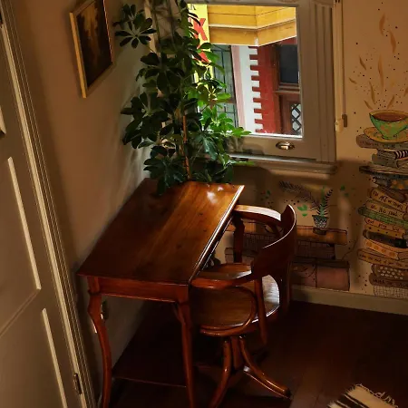 Tilas - In 19th Century Wooden Townhouse,kadikoy *
