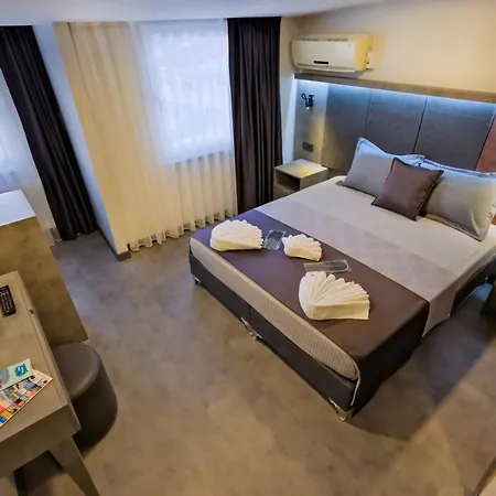 The Queen Hotel 2*