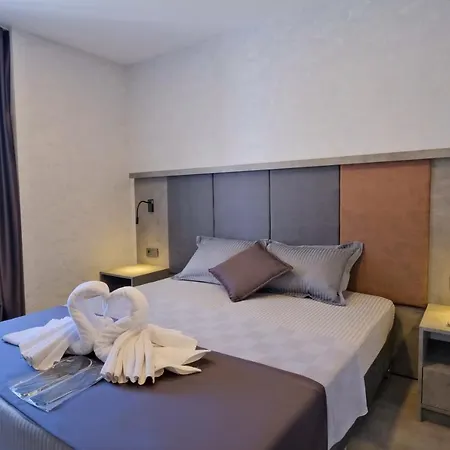 The Queen Hotel 2*