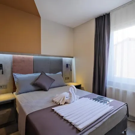 The Queen Hotel 2*