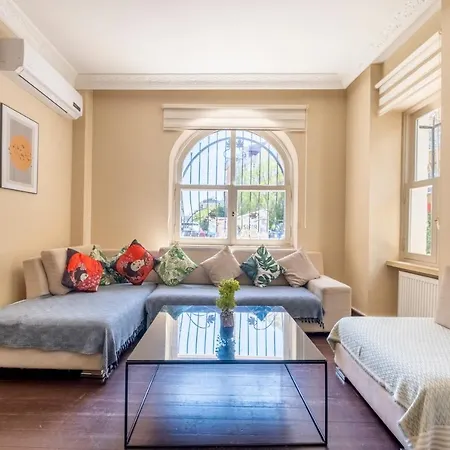 Designer Flat, 3br, 2ba Apartment *