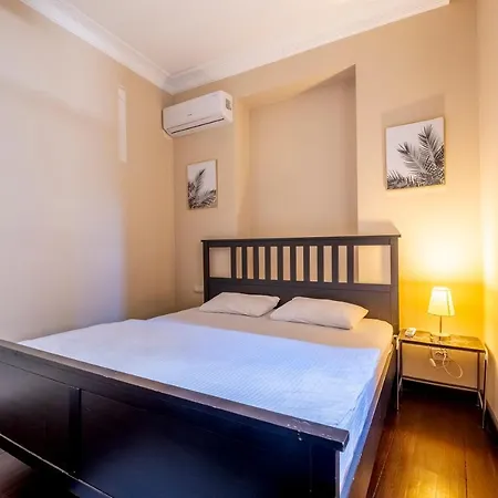 Designer Flat, 3br, 2ba Apartment *