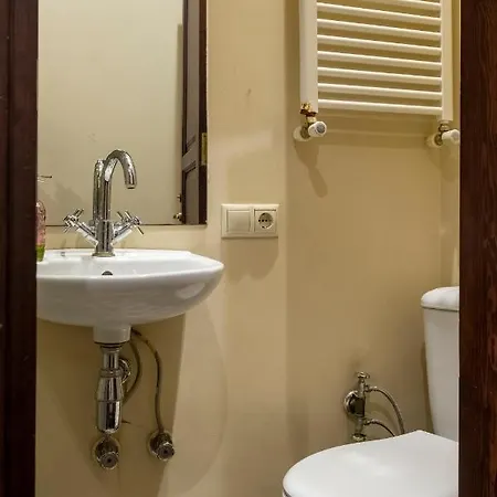 Designer Flat, 3br, 2ba Apartment *