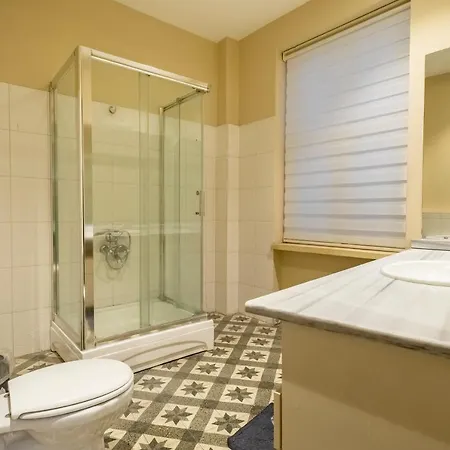 Designer Flat, 3br, 2ba *