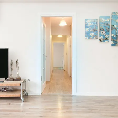 And Vibrant Flat With Balcony In Besiktas