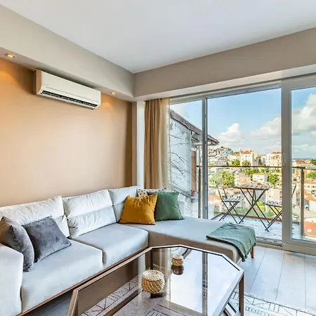 Apartment With Bosphorus View In Cihangir *