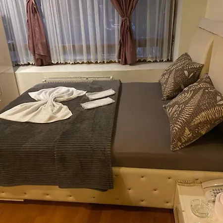 Aparthotel Chanel Suits