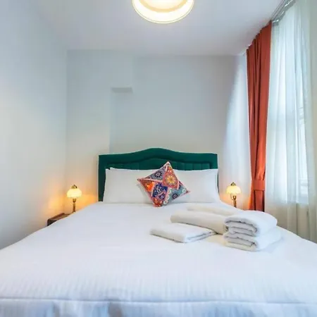 Apartment 4-story Gem In Cihangir - 5 Bedroom & Cute Rooftop