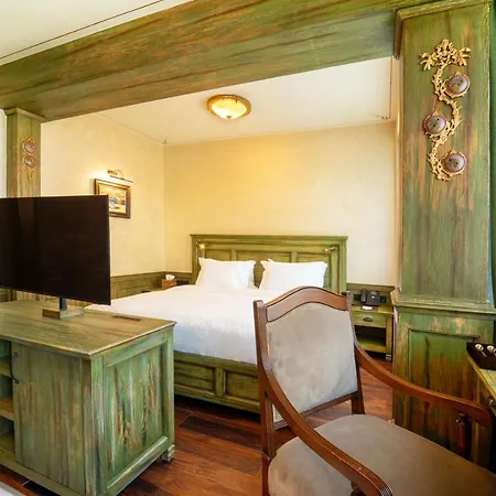 Tin Hotel