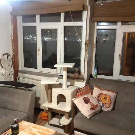 Merkezi Deniz Manzarali Ev Apartment