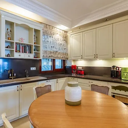 Flat Near Bosphorus Coast With View In Uskudar *