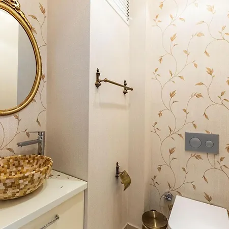 Flat Near Bosphorus Coast With View In Uskudar Istanbul