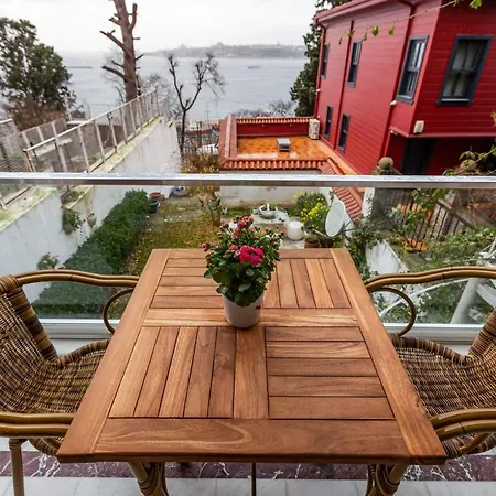 Flat Near Bosphorus Coast With View In Uskudar *