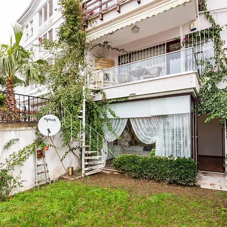 Flat Near Bosphorus Coast With View In Uskudar Apartment Istanbul