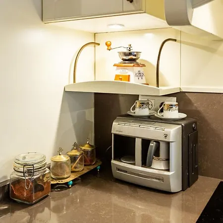 Flat Near Bosphorus Coast With View In Uskudar *