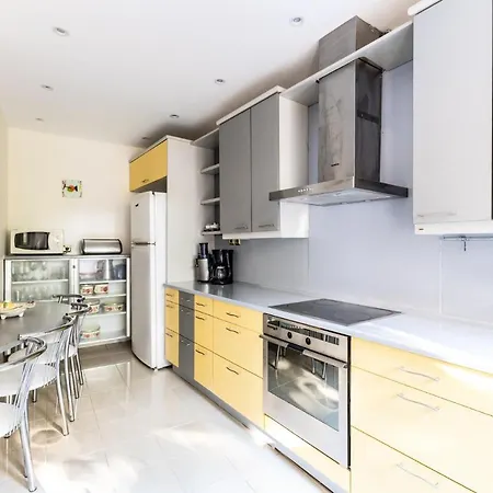 Chic Spacious Flat W Balcony 5 Min To Moda Coast Apartment *