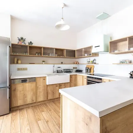 Flat W Balcony 1 Min To Bagdat Avenue In Kadikoy *