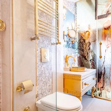 Magnificent Historic Mansion In Beylerbeyi *