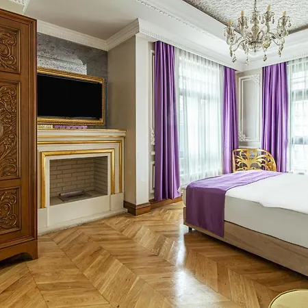 Magnificent Historic Mansion In Beylerbeyi *