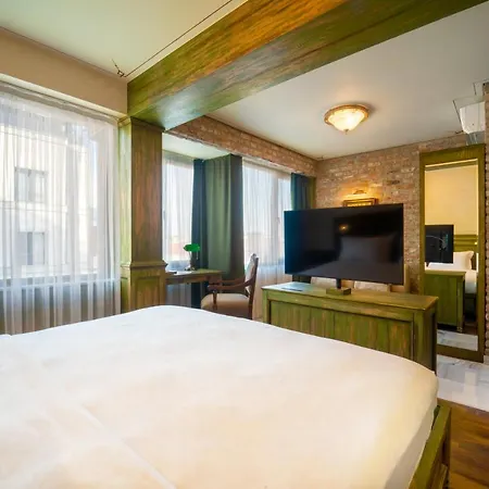 Hotel Tin *