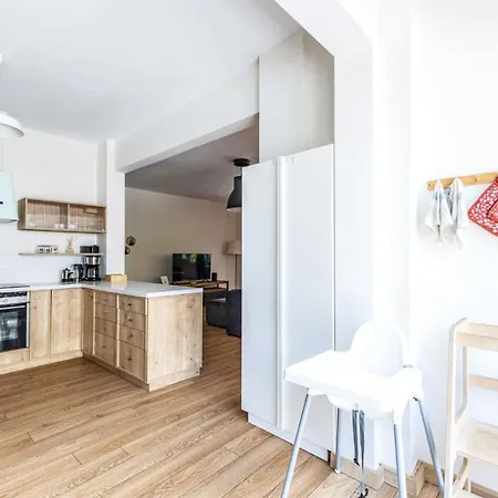 Flat W Balcony 1 Min To Bagdat Avenue In Kadikoy *