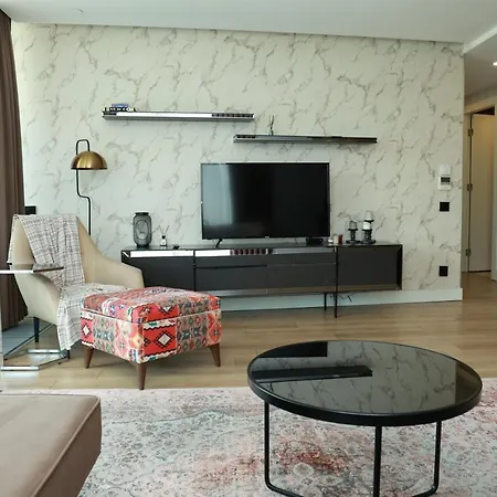 Apartment Lovely Two Bedroom *