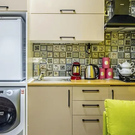 Centrally Located Flat With Balcony In Uskudar Istanbul
