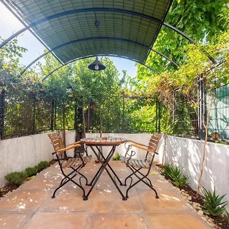Lovely And Flat In Sisli With Backyard Apartment *