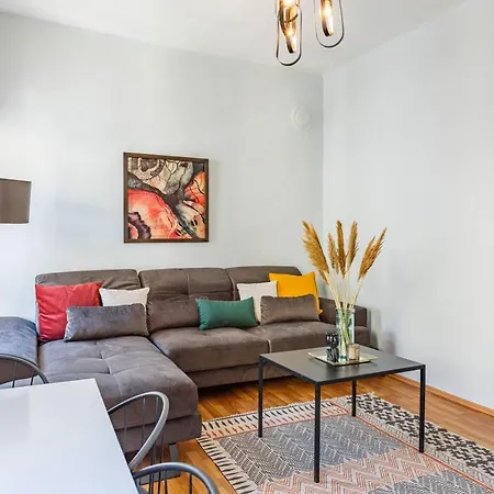 Apartment Flat Within Walking Distance To Flower Passage
