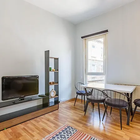 Apartment Flat Within Walking Distance To Flower Passage *