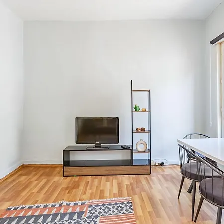 Flat Within Walking Distance To Flower Passage Apartment
