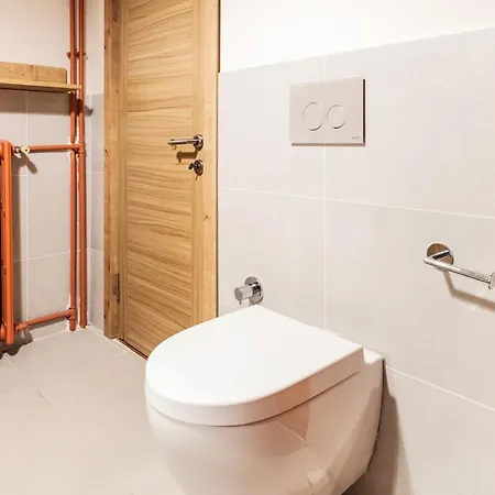 Flat W Balcony 1 Min To Bagdat Avenue In Kadikoy *