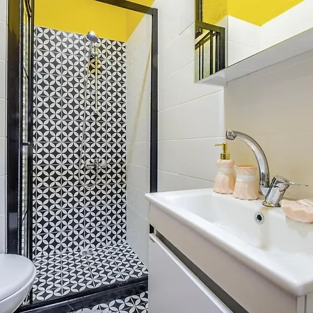 Centrally Located Flat With Balcony In Uskudar Apartment