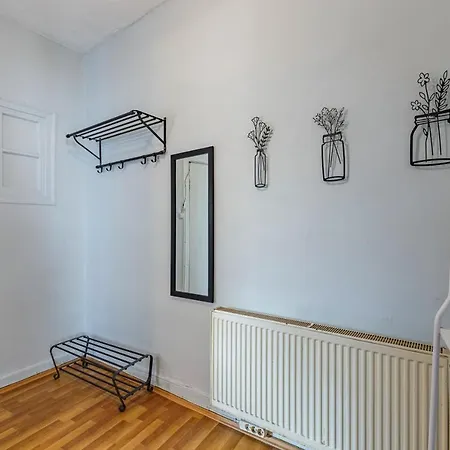 Apartment Flat Within Walking Distance To Flower Passage *