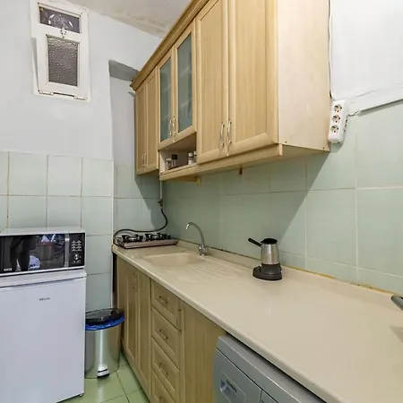 Flat Within Walking Distance To Flower Passage Apartment *