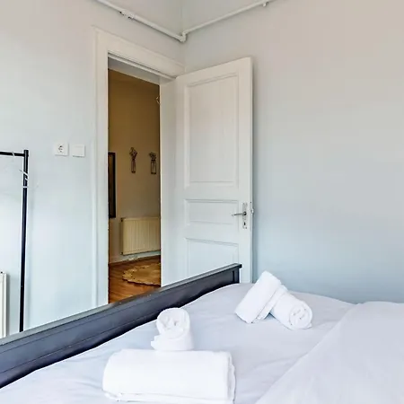 Apartment Flat Within Walking Distance To Flower Passage *