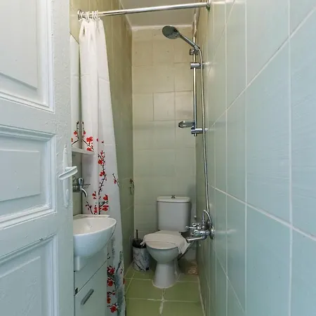 Apartment Flat Within Walking Distance To Flower Passage *