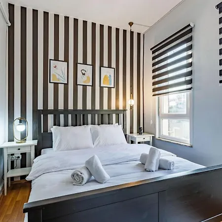 Flat Within Walking Distance To Flower Passage Apartment *