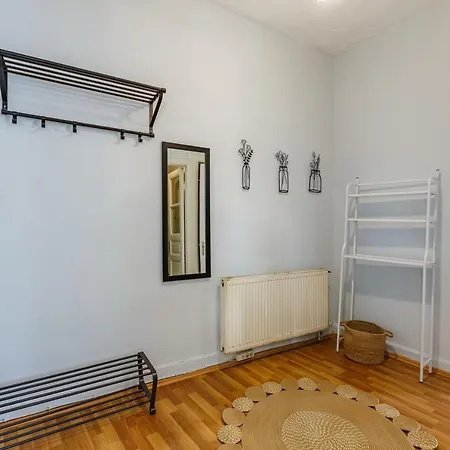 Flat Within Walking Distance To Flower Passage Apartment *