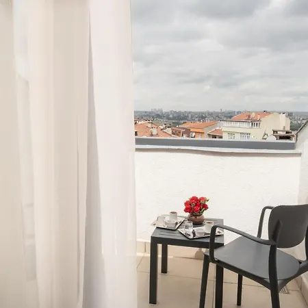 Elm Aparthotel 2*