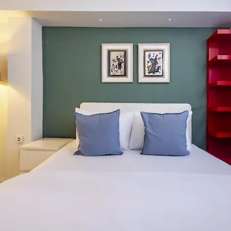 Flat Close To Shopping Malls In Sisli *