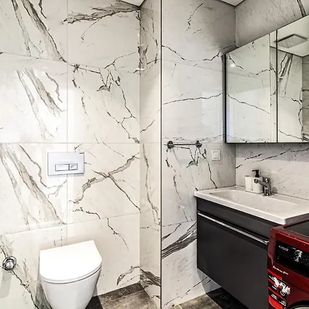 Modern Flat In Istanbul, 10 Min To Airport Metro Apartment *