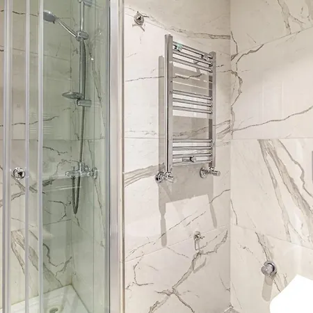 Modern Flat In Istanbul, 10 Min To Airport Metro Apartment