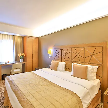 Ramada By Wyndham Taksim 4*