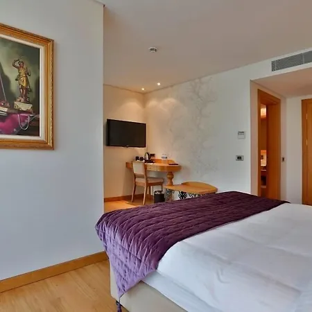 Queen & 4* Istanbul