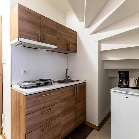 Flat W Backyard 10 Min To Taksim And Citys Mall Apartment