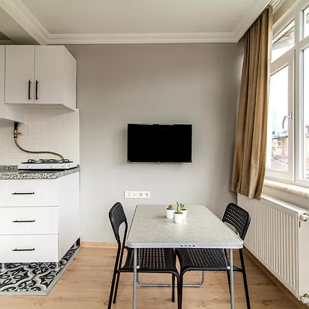 Apartment Chic In Balat, Fatih With Balcony