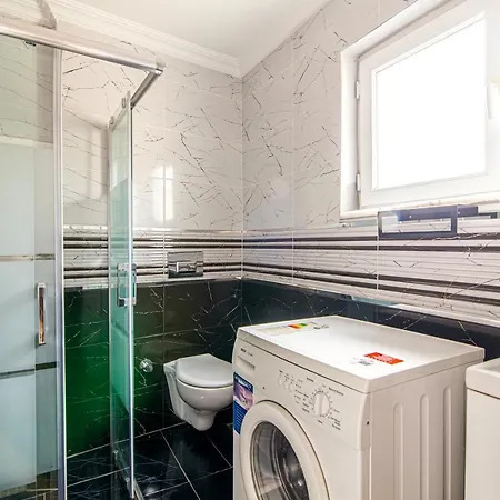 Chic In Balat, Fatih With Balcony Apartment